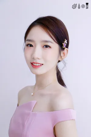 孟美岐粉色露肩裙性感写真图片_3