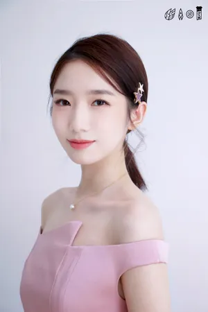 孟美岐粉色露肩裙性感写真图片_4
