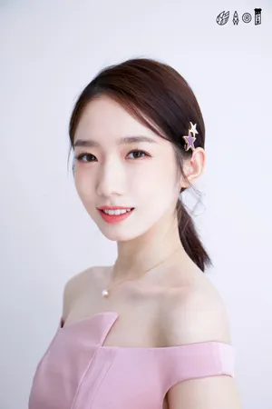 孟美岐粉色露肩裙性感写真图片_5