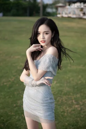吴宣仪银色极光裙性感写真图片