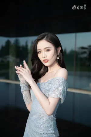 吴宣仪银色极光裙性感写真图片_3