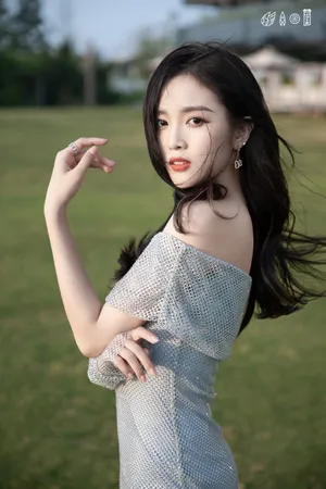 吴宣仪银色极光裙性感写真图片_5