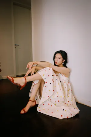 宋妍霏波点抹胸裙夏日写真图片_3