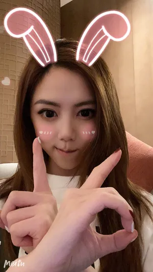 邓紫棋俏皮可爱自拍照图片