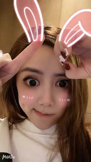 邓紫棋俏皮可爱自拍照图片_8