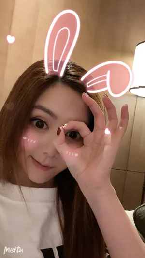 邓紫棋俏皮可爱自拍照图片_14