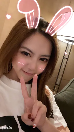 邓紫棋俏皮可爱自拍照图片_15