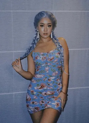 王菊紧身印花裙撩人性感写真_2