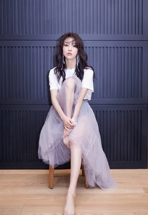 贾青卷发性感靓丽写真图片