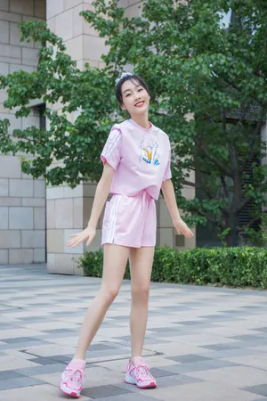 宣璐粉嫩甜美写真图片