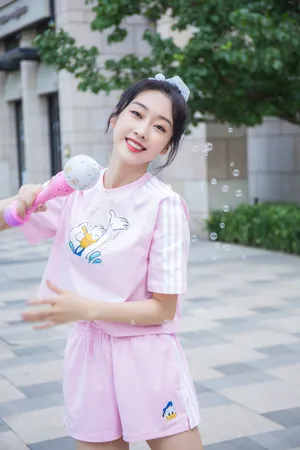 宣璐粉嫩甜美写真图片