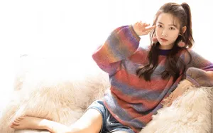 冯琬贺炫彩毛衣甜美写真图片