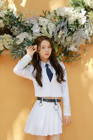 冯琬贺女团制服甜美写真图片