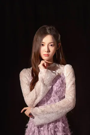 冯琬贺紫裙温婉恬静图片