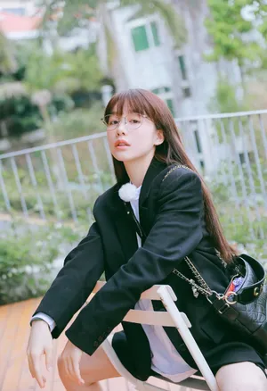 徐梦洁西装短裤个性写真图片