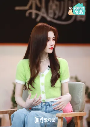鞠婧祎绿衫甜美剧照图片