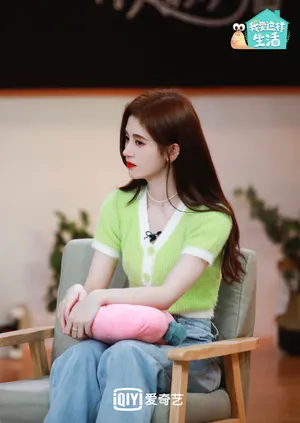 鞠婧祎绿衫甜美剧照图片