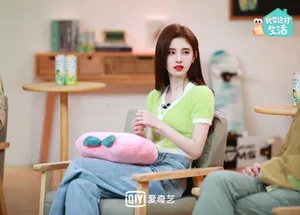鞠婧祎绿衫甜美剧照图片_3