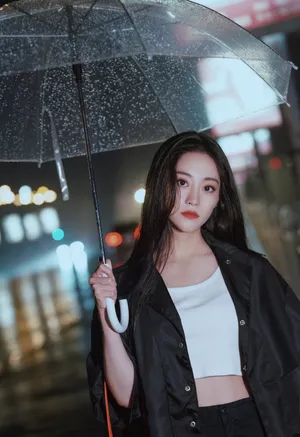祝绪丹雨中唯美写真图片