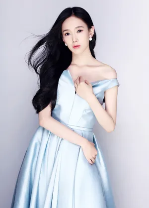 马茜靓丽深V礼服性感写真