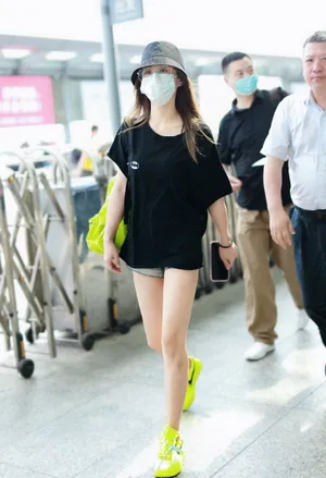 刘芸清新休闲机场私服照图片_3