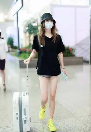 刘芸清新休闲机场私服照图片_7