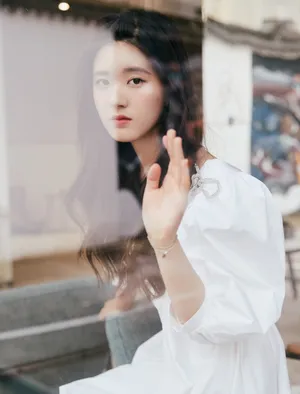 赵露思清新白裙写真图片_3