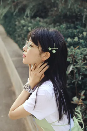 阚清子绿裙甜美写真图片