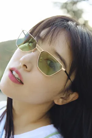 阚清子绿裙甜美写真图片_2