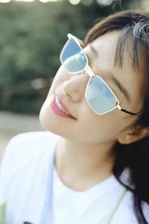 阚清子绿裙甜美写真图片_3