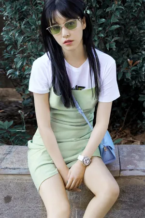 阚清子绿裙甜美写真图片_6