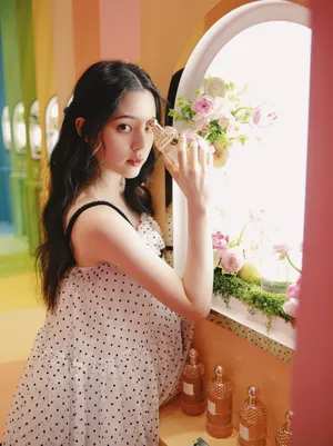 欧阳娜娜波点裙甜美活动图片