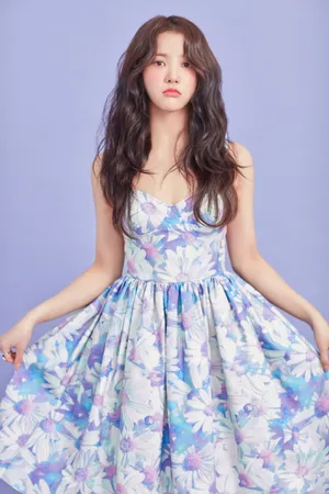 刘些宁印花裙甜美写真图片
