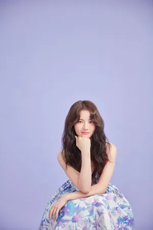 刘些宁印花裙甜美写真图片_2