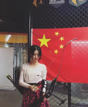 刘些宁丸子头甜美俏皮图片_2