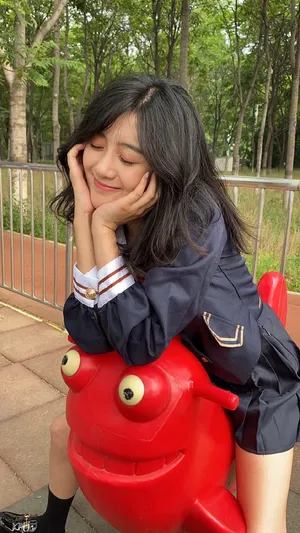王梓薇学生制服甜美图片_1