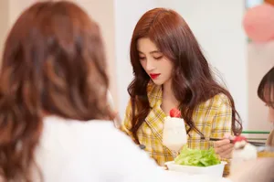 鞠婧祎红发性感综艺剧照图片_2