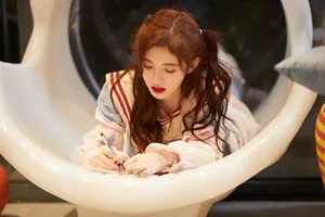 鞠婧祎红发性感综艺剧照图片_3