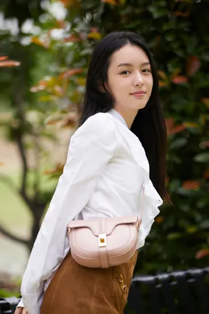 周也白衫甜美养眼写真图片_2