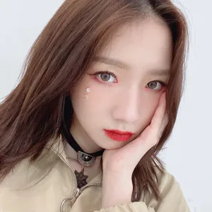 孟美岐红唇性感私服自拍照图片_1