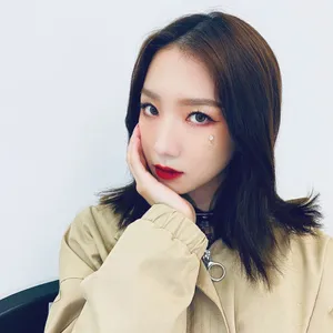 孟美岐红唇性感私服自拍照图片_4
