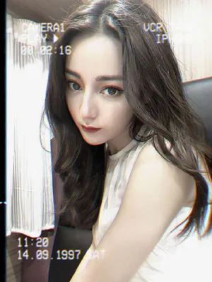 迪丽热巴卷发性感自拍照图片