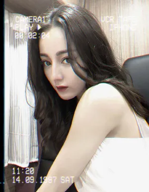 迪丽热巴卷发性感自拍照图片