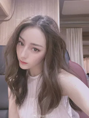 迪丽热巴卷发性感自拍照图片_6