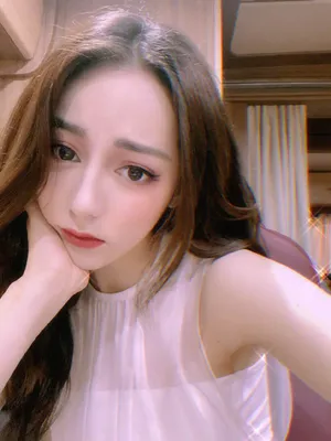 迪丽热巴卷发性感自拍照图片_8