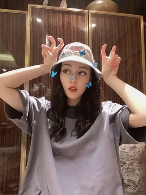 迪丽热巴卷发性感自拍照图片_13