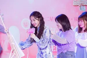 宣璐印花连衣裙性感写真图片_4