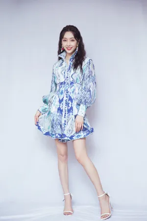 宣璐印花连衣裙性感写真图片_7