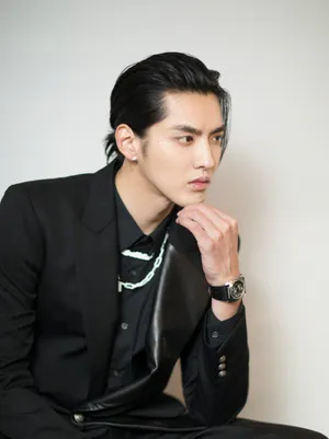 吴亦凡西服蓄发帅气写真图片_2