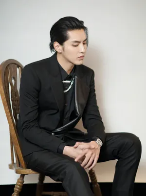 吴亦凡西服蓄发帅气写真图片_3